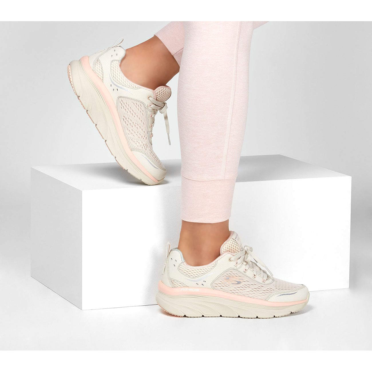 Skechers Relaxed Fit: D’Lux Walker – Infinite Motion Trainers